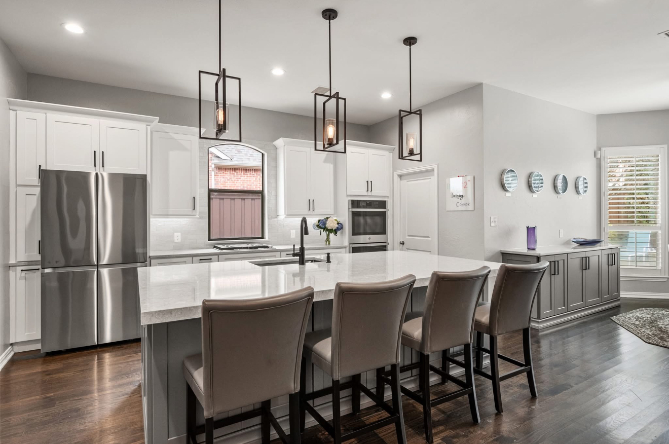 Toro - Open Kitchen Project with Large Island and seating